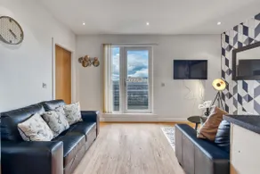 Central 2-Bed Flat • City View & Parking •Sleeps 4 - Image 4