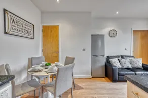 Central 2-Bed Flat • City View & Parking •Sleeps 4 - Image 5