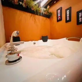 Inn Home, Apartment-Suite with Jacuzzi - Image 3