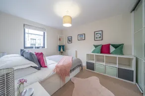 Central Apt-Near London Train-Free Secure Parking - Image 3