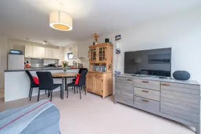 Central Apt-Near London Train-Free Secure Parking - Image 4