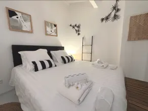 Romantic getaway, private spa & sauna, beach 80 m away - Image 3