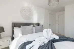 Comfortable 2-Bed Home with Parking & Fast Wi-Fi! - Image 4