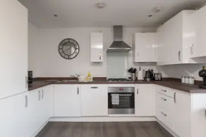 Comfortable 2-Bed Home with Parking & Fast Wi-Fi! - Image 3