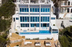 Villa med pool i ett lugnt område framför havet. - Image 2
