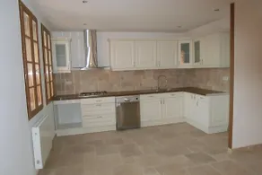 Townhouse with a patio - Image 5