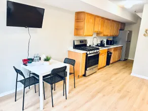 Cozy Urban Studio Retreat in the Heart of Downtown - Image 5