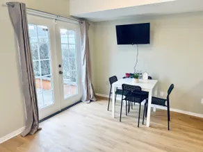 Cozy Urban Studio Retreat in the Heart of Downtown - Image 4