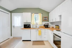 Charming Guesthouse Nestled Away - Image 3