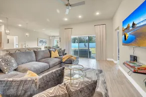 King bed, 2 car garage, 2 large TVs, Seclusion - Image 2