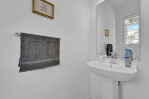 Massive 8 Bed Luxury Estate with 65 inch TV and Free Parking - Image 5