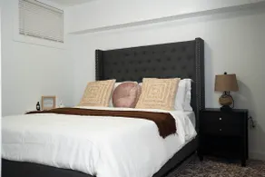 Modern 1BR Suite with Free Onsite Parking - Image 2