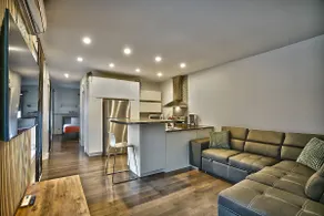 Downtown Prestige: Parking, King Bed, Sleeps 6 - Image 2