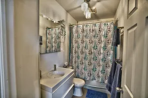 Downtown Prestige: Parking, King Bed, Sleeps 6 - Image 5