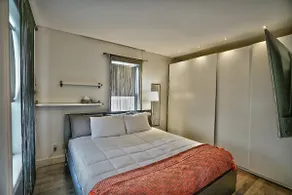 Downtown Prestige: Parking, King Bed, Sleeps 6 - Image 3