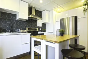 Downtown Prestige: Parking, King Bed, Sleeps 6 - Image 3