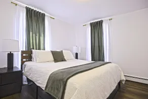 Downtown Prestige: Parking, King Bed, Sleeps 6 - Image 4
