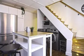 Downtown Prestige: Parking, King Bed, Sleeps 6 - Image 5