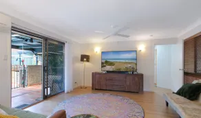 Spacious home with pool minutes to Redcliffe. - Image 4