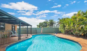 Spacious home with pool minutes to Redcliffe. - Image 2