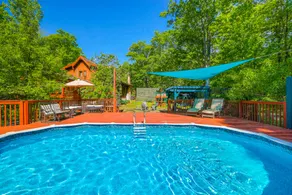 Erstaunliches Pocono Chalet! 4BD 3BA PRIVATE POOL / SAUNA / FIREPIT - Image 2
