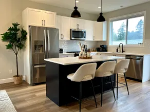 Minutes from Victoria w/ Fully Equipped Kitchen - Image 2