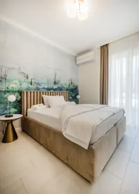 Stylish Ground-Floor Comfort w Terrace & Parking - Image 2