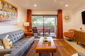 Fabulous place with two pools - walk to everything - Image 2