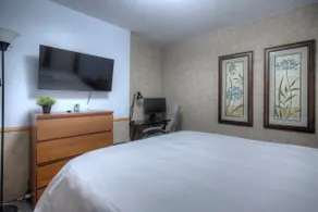 Cozy home w Hot Tub near trails - Image 3