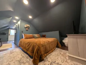 Cozy Loft Retreat- Walk to Liberty Mountain Resort - Image 2