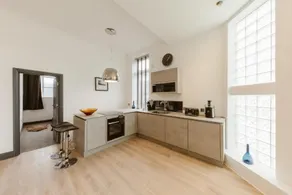 Nice 3 bed warehouse apartment in Chiswick - Image 2
