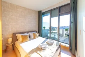 Metropolitan City Center Charming Duplex with AC - Image 4