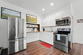 Modern 1BR Downtown | King Bed + Parking, Snowshoe - Image 4