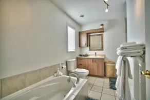 Dynamite 2-Bedroom House WiFi Garage Sleeps 6 - Image 5