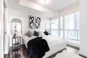 Luxury Condo Downtown SquareOne W/ King Bed/Office - Image 2