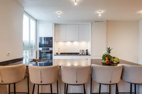Luxury Penthouse with Panoramic Views 3BR - Image 2