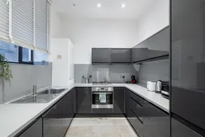 Elegant Clerkenwell 2-Bedroom Flat with Terrace - Image 3
