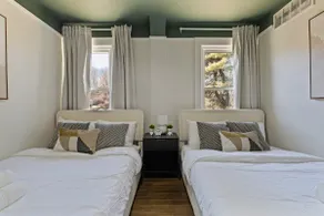 Spacious 8-Bedroom Retreat with 5 Living Rooms - Image 4