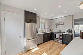 Renovated Mid-Century, 4 bed/2.1 bath townhome - Image 3