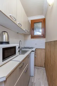 Cozy Studio Near Historical Elevator - Image 3