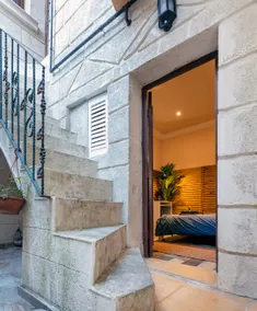 Cozy Studio Near Historical Elevator - Image 5