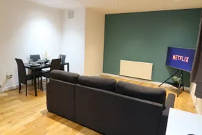 Stylish City-Centre Stay - Image 4