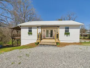 Charming Farm Cottage Near Lake - Image 3