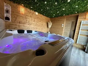 Lodge & private Jacuzzi Majolie Nuit - Image 2
