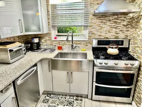 LGA 5 mins,3 Br Duplex Private House with Driveway - Image 3