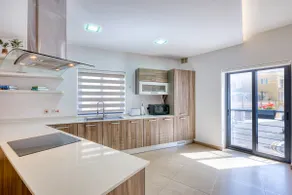 Cozy Apartment minutes to seafront - Image 3