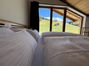 Chalet with mountain views & ski-in/ski-out - Image 4