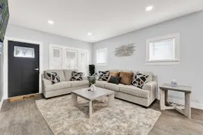 Emerald Luxe Retreat | 3BD Stylish Stay Sleeps 6 - Image 3