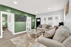 Emerald Luxe Retreat | 3BD Stylish Stay Sleeps 6 - Image 5