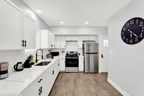 Emerald Luxe Retreat | 3BD Stylish Stay Sleeps 6 - Image 4